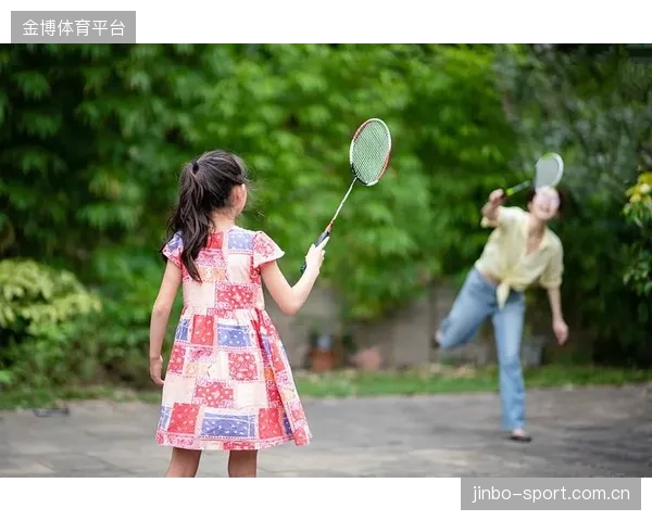 羽毛球少女打到鞋飞起来